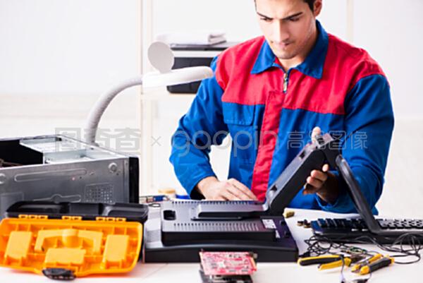 維修車間計算機(jī)的專業(yè)修理工